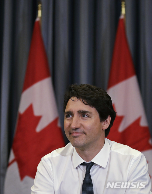 【캠브리지=AP/뉴시스】 BBC는 15일 마리화나 합법화의 승자는 '쥐스탱 트뤼도 캐나다 총리'를 꼽았다. 사진은 지난 5월 미국 메사추세츠 주 캠브리지에서 열린 캐나다 기업인들과 만난 트뤼도 총리. 2018.10.16.