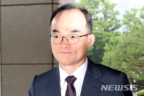 【서울=뉴시스】이영환 기자 = 강원랜드 채용 비리 사건 수사외압 의혹을 받고 있는 문무일 검찰총장이 지난달 18일 오전 서울 서초구 대검찰청으로 출근하고 있다. 2018.05.18. 20hwan@newsis.com