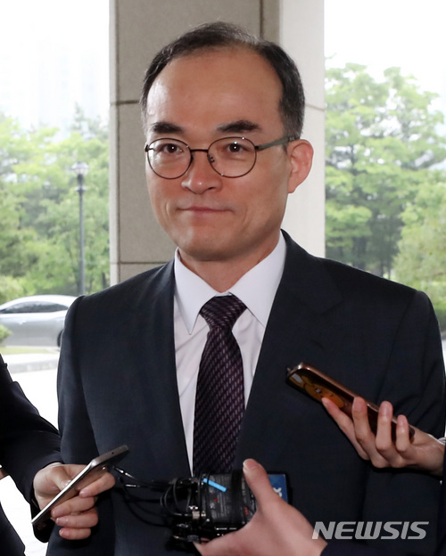 【서울=뉴시스】이영환 기자 = 강원랜드 채용 비리 사건 수사외압 의혹을 받고 있는 문무일 검찰총장이 지난 18일 오전 서울 서초구 대검찰청으로 출근하고 있다. 2018.05.18. 20hwan@newsis.com