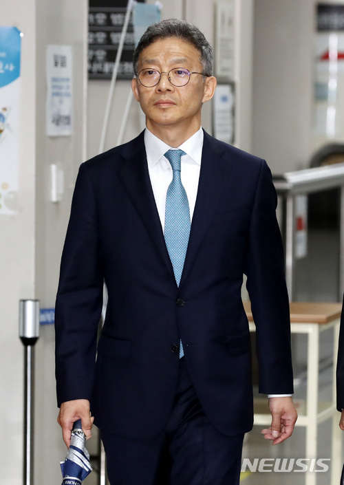 【서울=뉴시스】이영환 기자 = 자신이 성추행한 서지현 검사에게 인사보복을 한 혐의로 재판에 넘겨진 안태근 전 검사장이 지난 5월18일 오전 서울 서초구 서울중앙지법에서 열린 1차 공판에 출석하고 있다. 2018.05.18.&nbsp; 20hwan@newsis.com