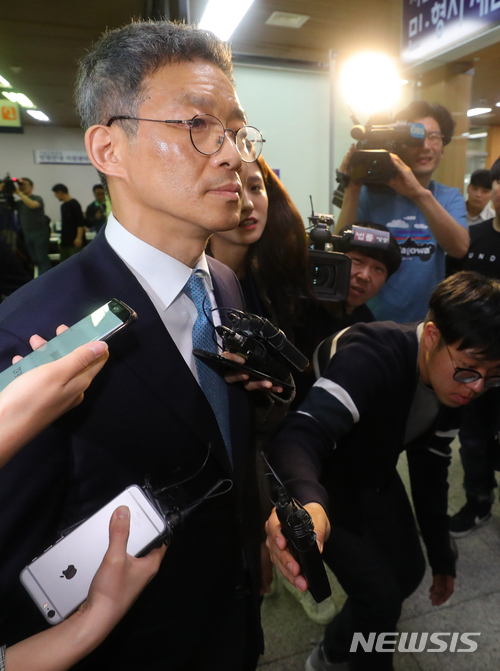 【서울=뉴시스】배훈식 기자 = 서지현 창원지검 통영지청 검사를 성추행하고 부당 인사 조치를 한 혐의로 재판에 넘겨진 안태근 전 검사장이 18일 오전 서울 서초구 서울중앙지방법원에서 열린 1차 공판에 출석하며 입을 굳게 닫고 있다. 2018.05.18. dahora83@newsis.com