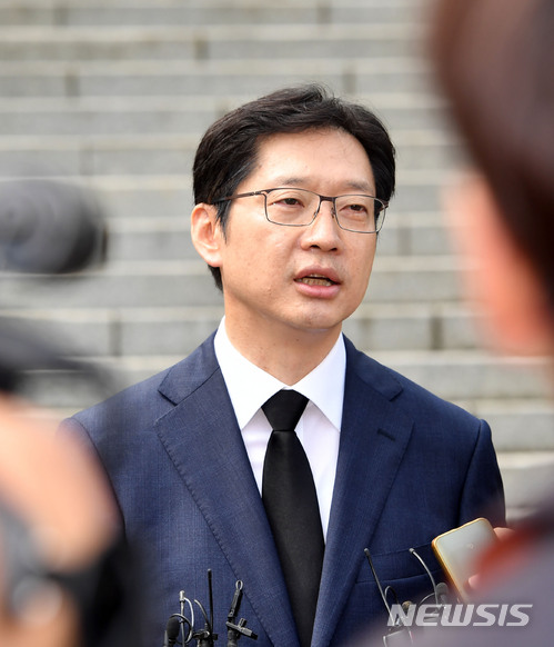 【부산=뉴시스】 하경민 기자 = 18일 오전 부산 중구 민주공원을 방문한 더불어민주당 김경수 경남도지사 후보가 최근 언론기사에 대한 입장을 밝히고 있다. 2018.05.18. yulnetphoto@newsis.com