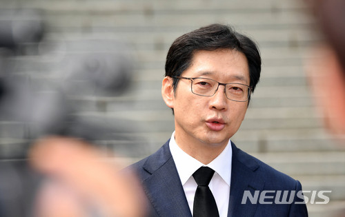 【부산=뉴시스】 하경민 기자 = 18일 오전 부산 중구 민주공원을 방문한 더불어민주당 김경수 경남도지사 후보가 최근 언론기사에 대한 입장을 밝히고 있다. 2018.05.18. yulnetphoto@newsis.com