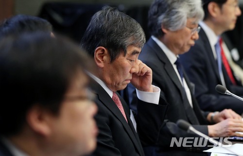 【서울=뉴시스】조성봉 기자 = 윤석헌 금융감독원장이 18일 오전 서울 중구 은행회관 국제회의실에서 열린 2018년 금융감독자문위원회 전체회의에서 잠시 생각에 잠겨있다. 2018.05.18.suncho21@newsis.com