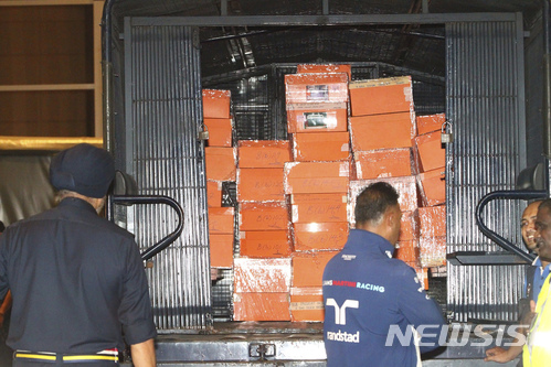 【쿠알라룸푸르(말레이시아)=AP/뉴시스】말레이시아 경찰이 18일 쿠알라룸푸르의 나집 라작 전 총리 저택에서 압수한 명품 백이 든 상자들이 경찰 트럭 위에 실려 있다. 나집 전 총리의 부패 스캔들에 대해 조사하고 있는 경찰은 이날 수백점의 명품 백들과 현금, 보석 등 귀중품들을 압수했다. 2018.05.18