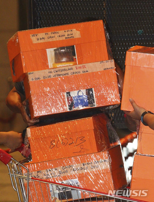 【쿠알라룸푸르=AP/뉴시스】18일 나집 라작 전 말레이시아 총리 저택을 압수수색한 경찰이 명품가방이 든 박스 등 압수품을 운반하고 있다. 2018.05.18.