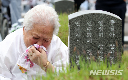 【광주=뉴시스】김선웅 기자 = 제38주년 5.18 광주민주화운동 기념일인 18일 오전 광주 북구 국립 5.18 민주묘지에서 한 유족이 슬픔을 추스리고 있다. 2018.05.18.  mangusta@newsis.com