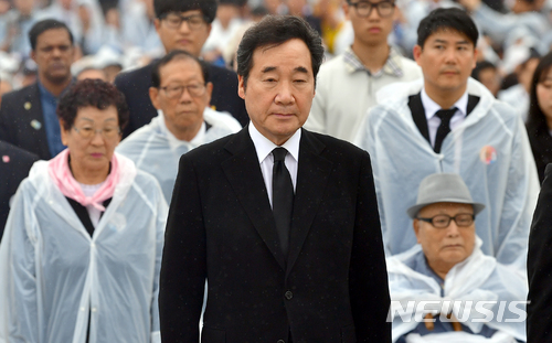 【광주=뉴시스】류형근 기자 = 이낙연 국무총리가 18일 오전 광주 북구 운정동 국립5·18민주묘지에서 열린 '오월 광주, 정의를 세우다' 주제의 5·18민주화운동 38주기 기념식에 참석해 참배를 하고 있다. 2018.05.18.&nbsp; hgryu77@newsis.com