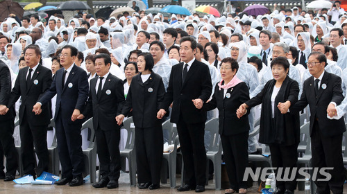 【광주=뉴시스】김선웅 기자 = 제38주년 5.18 광주민주화운동 기념일인 18일 오전 광주 북구 국립 5.18 민주묘지에서 열린 기념식에서 이낙연 국무총리를 비롯한 참석자들이 '임을 위한 행진곡'을 제창하고 있다. 2018.05.18. mangusta@newsis.com