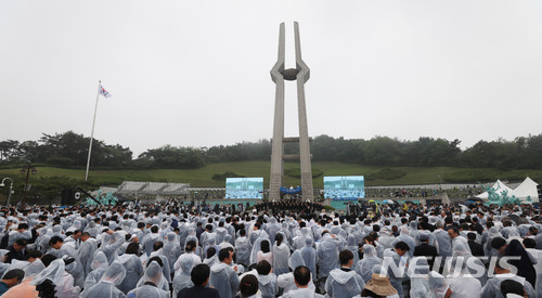 【광주=뉴시스】김선웅 기자 = 제38주년 5.18 광주민주화운동 기념일인 18일 오전 광주 북구 국립 5.18 민주묘지에서 기념식이 열리고 있다. 2018.05.18.  mangusta@newsis.com