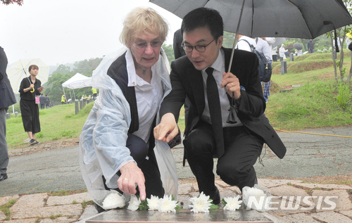 지난 5월18일 오전 광주 북구 민족민주열사묘역(옛 망월묘역)에서 위르겐 힌츠페터의 부인 에델트라우트 브람슈테트여사와 '택시운전사'의 아들 김승필씨가 힌츠페터 추모비를 살펴보고 있는 모습. 