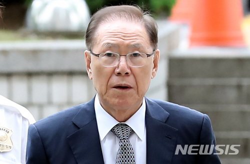 【서울=뉴시스】이영환 기자 = 이명박 전 대통령의 집사로 불리던 김백준 전 청와대 총무기획관이 지난 18일 오후 서울 서초구 서울중앙지법에서 열린 국정원 특활비 수수혐의 3차 공판에 출석하고 있다. 2018.05.18. 20hwan@newsis.com
