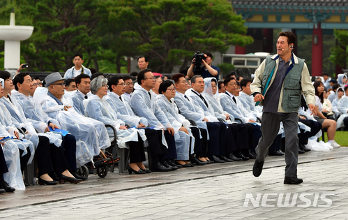 【광주=뉴시스】류형근 기자 = 18일 오전 광주 북구 운정동 국립5·18민주묘지에서 '오월 광주, 정의를 세우다' 주제의 5·18민주화운동 38주기 기념식이 열린 가운데 행불자에 대한 내요을 다룬 시네마라 공연이 펼쳐지고 있다. 2018.05.18. hgryu77@newsis.com