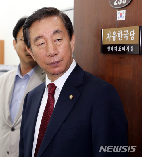 【서울=뉴시스】박영태 기자 = 18일 오후 서울 영등포구 여의도 국회에서 김성태 자유한국당 원내대표가 원내대표실로 들어가며 취재진의 질문에 대답하고 있다. 2018.05.18.since1999@newsis.com