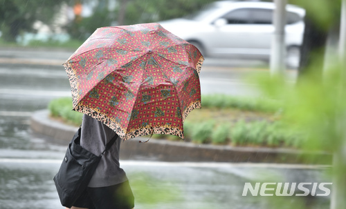【대구=뉴시스】우종록 기자 = 지난 18일 오후 대구 동구 동대구로 인근에서 시민이 우산을 쓰고 발걸음을 재촉하고 있다. 2018.06.30.&nbsp; wjr@newsis.com