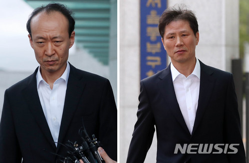 【서울=뉴시스】 추상철 기자 = 박근혜 정부 시절 '국정원 뇌물수수' 혐의로 구속된 이재만(왼쪽) 전 청와대 총무비서관과 안봉근 전 청와대 제2부속비서관이 지난 18일 오후 서울 송파구 동부구치소에서 보석으로 체포 199일 만에 석방돼 출소하고 있다. 2018.05.18. scchoo@newsis.com