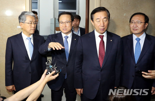 【서울=뉴시스】이종철 기자&nbsp; = 18일 밤 서울 여의도 국회 운영위원장실에서 마지막 조율을 위해 만난 여야 교섭단체 원내대표들이 위원장실을 나서며 기자들의 질문에 답하고 있다. 왼쪽부터 김동철 바른미래당 원내대표, 홍영표 더불어민주당 원내대표, 김성태 자유한국당 원내대표, 노회찬 평화와 정의의 의원모임 원내대표. 2018.05.18.&nbsp; jc4321@newsis.com