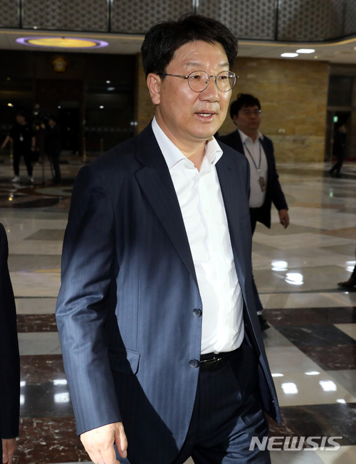 【서울=뉴시스】박영태 기자 = 지난 18일 오후 서울 영등포구 여의도 국회에서 진행된 자유한국당 의원총회에 권성동 의원이 참석하고 있다. 2018.05.18.since1999@newsis.com