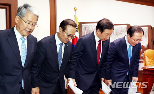 【서울=뉴시스】이종철 기자&nbsp; = 18일 밤 서울 여의도 국회의장실에서 합의문을 발표한&nbsp; 여야 교섭단체 원내대표들이 인사를 하고 있다. 왼쪽부터 김동철 바른미래당 원내대표, 홍영표 더불어민주당 원내대표, 김성태 자유한국당 원내대표, 노회찬 평화와 정의의 의원모임 원내대표. 2018.05.18.&nbsp; jc4321@newsis.com