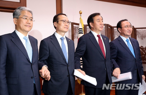 【서울=뉴시스】이종철 기자 = 18일 밤 서울 여의도 국회의장실에서 여야 교섭단체 원내대표들이 합의문을 발표하고 손을 잡고 있다. 왼쪽부터 김동철 바른미래당 원내대표, 홍영표 더불어민주당 원내대표, 김성태 자유한국당 원내대표, 노회찬 평화와 정의의 의원모임 원내대표. 2018.05.18.&nbsp; jc4321@newsis.com 