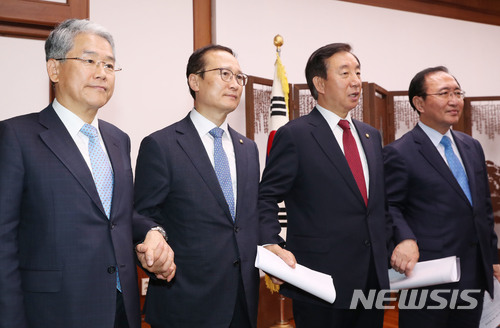 【서울=뉴시스】이종철 기자&nbsp; = 18일 밤 서울 여의도 국회의장실에서 여야 교섭단체 원내대표들이 합의문을 발표하고 손을 잡고 있다. 왼쪽부터 김동철 바른미래당 원내대표, 홍영표 더불어민주당 원내대표, 김성태 자유한국당 원내대표, 노회찬 평화와 정의의 의원모임 원내대표. 2018.05.18.&nbsp; jc4321@newsis.com
