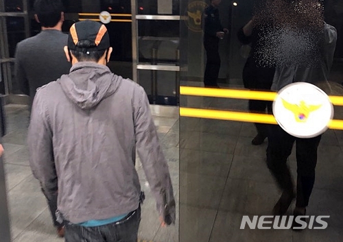 【제주=뉴시스】우장호 기자 = 2009년 제주 어린이집 보육교사를 살해한 혐의를 받은 피의자 박모(49)씨가 법원에서 구속영장이 기각됨에 따라 19일 오전 12시57분께 제주 동부경찰서를 빠져나가고 있다. 2018.05.19. woo1223@newsis.com