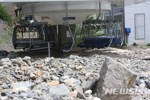 【정선=뉴시스】김태식 기자 = 19일 동계올림픽이 열린 강원 정선 알파인경기장이 폭우로 인해 폭격을 맞은 것처럼 폐허로 변했다. 2018.05.19. newsenv＠newsis.com