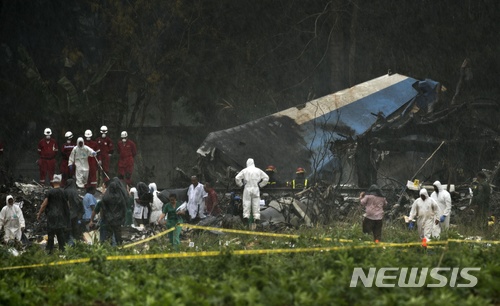 【아바나=AP/뉴시스】18일(현지시간) 쿠바 구조대원들이 여객기 추락 사고 현장에서 생존자 구조 및 시신 수습 작업을 벌이고 있다. 승객 104명과 승무원 6명을 태운 쿠바 국영 항공사 소속 보잉 737 항공기(편명 CU972)가 18일 수도 아바나 호세 마르티 국제공항에서 이륙한 직후 추락했다. 2018.05.19 