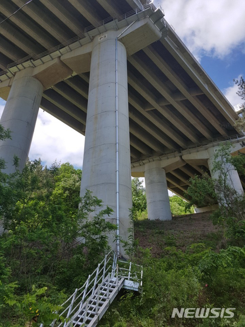 【예산=뉴시스】함형서 기자 = 19일 오전 충남 예산군 신양면 차동리 대전당진고속도로&nbsp; 당진방향 41㎞지점 교각에서 작업중이던 근로자 A(52)씨 등 4명이 20여m 아래로 추락해 병원으로 이송했으나 모두 숨졌다.위 사진은 숨진 근로자 4명이 작업하던 교각 모습. 2018.05.19(사진=충남지방경찰청 제공)photo@newsis.com