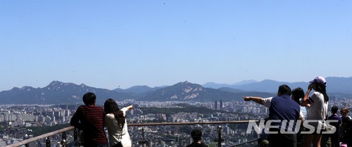 【서울=뉴시스】고범준 기자 = 오랜만에 화창한 봄 날씨를 보인 19일 서울 용산구 남산에서 바라본 서울 하늘이 푸르게 보이고 있다. 2018.05.19. bjko@newsis.com