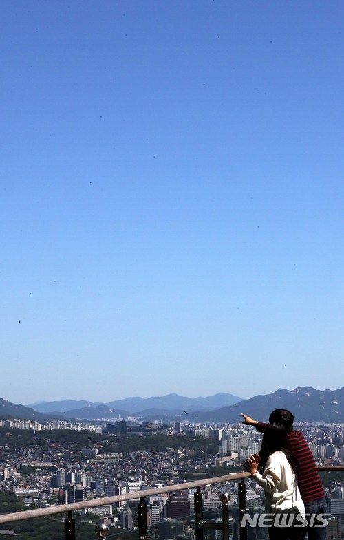 【서울=뉴시스】고범준 기자 = 오랜만에 화창한 봄 날씨를 보인 19일 서울 용산구 남산에서 바라본 서울 하늘이 푸르게 보이고 있다. 2018.05.19. bjko@newsis.com