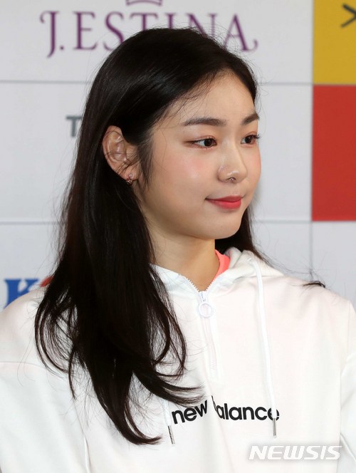 【서울=뉴시스】고범준 기자 = 19일 오후 서울 양천구 목동 아이스링크에서 열린 'SK텔레콤 올댓스케이트2018' 공식 기자회견에서 특별출연하는 김연아가 선수들의 소감을 듣고 있다. 2018.05.19. bjko@newsis.com