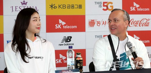 【서울=뉴시스】고범준 기자 = 19일 오후 서울 양천구 목동 아이스링크에서 열린 'SK텔레콤 올댓스케이트2018' 공식 기자회견에서 안무가 데이비드 윌슨이 김연아와 대화를 나누고 있다. 2018.05.19. bjko@newsis.com