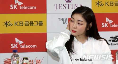 【서울=뉴시스】고범준 기자 = 19일 오후 서울 양천구 목동 아이스링크에서 열린 'SK텔레콤 올댓스케이트2018' 공식 기자회견에서 특별출연하는 김연아가 머리를 넘기고 있다. 2018.05.19. bjko@newsis.com