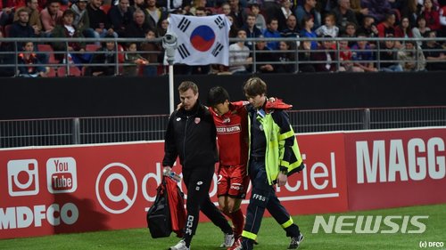 【서울=뉴시스】프랑스 프로축구 디종에서 뛰고 있는 권창훈(가운데)이 20일(한국시간) 프랑스 디종의 스타드 가스통 제라르에서 벌어진 앙제와의 2017~2018시즌 리그앙 최종전에 선발 출전했다가 후반 31분 부상으로 교체됐다. 아킬레스건을 다쳐 2018 러시아월드컵 출전이 어렵게 됐다. (사진 = 디종FCO SNS) 