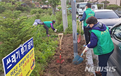 【충주=뉴시스】강신욱 기자 = 20일 충북 충주시 교현안림동 도로변에서 새마을협의회 회원들이 오는 26일 개막하는 47회 전국소년체육대회 손님맞이 제초작업을 하고 있다. 2018.05.20. (사진=충주시 제공) photo@newsis.com