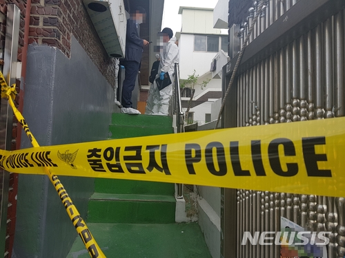 【청주=뉴시스】임장규 기자 = 20일 오후 3시31분께 충북 청주시 흥덕구 봉명동 한 주택에서 70대 남성이 흉기에 찔려 숨진 채 발견돼 경찰이 현장 감식을 하고 있다. 2018.05.20. imgiza@newsis.com
