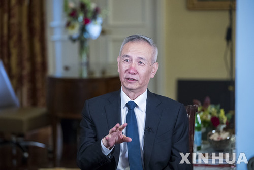 【워싱턴=신화/뉴시스】 류허(劉鶴) 국무원 부총리가 19일(현지시간) 미국 워싱턴에서 언론 인터뷰를 하고 있다. 류 부총리가 이끄는 중국 대표단은 18일부터 이틀간 미중 무역협상을 진행했다. 양측은 미국의 대중 무역적자를 실질적으로 줄일 수 있는 조치에 합의했다. 2018. 5.20