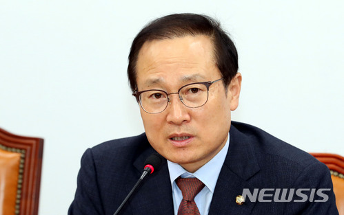 【서울=뉴시스】이종철 기자 = 홍영표 더불어민주당 원내대표가 20일 서울 여의도 국회에서 기자간담회를 갖고 국회 현안에 대해 설명하고 있다. 2018.05.20.jc4321@newsis.com