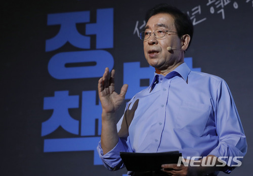 【서울=뉴시스】최동준 기자 = 박원순 더불어민주당 서울시장 후보가 20일 서울 동작구 서울시여성가족재단에서 '서울의 10년 혁명 완성'이라는 주제로 정책발표를 하고 있다. 2018.05.20. photocdj@newsis.com