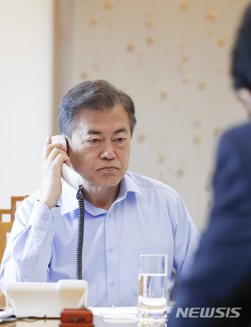 【서울=뉴시스】문재인 대통령이 도널드 트럼프 미국 대통령과 20일 오전 청와대에서 전화통화를 하고 있다. 2018.05.20. (사진=청와대 제공)&nbsp; photo@newsis.com