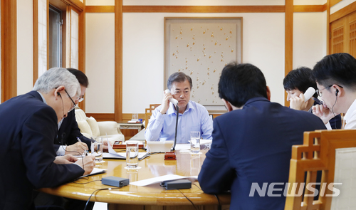 【서울=뉴시스】문재인 대통령이 도널드 트럼프 미국 대통령과 20일 오전 청와대에서 전화통화를 하고 있다. 2018.05.20. (사진=청와대 제공)&nbsp; photo@newsis.com