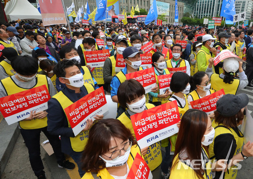 【서울=뉴시스】배훈식 기자 = 20일 오후 서울 중구 대한문 앞에서 열린 제2차 문재인케어 반대 및 한의사 의료기기 사용 반대 전국의사 총궐기대회 참석자들이 피켓을 들고 있다. 2018.05.20. dahora83@newsis.com