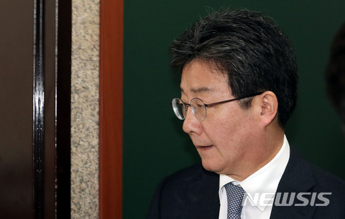 【서울=뉴시스】이종철 기자 = 유승민 바른미래당 공동대표가 20일 서울 여의도 국회에서 열린 비공개 최고위원회의에 심각한 표정으로 참석하고 있다. 2018.05.20. jc4321@newsis.com