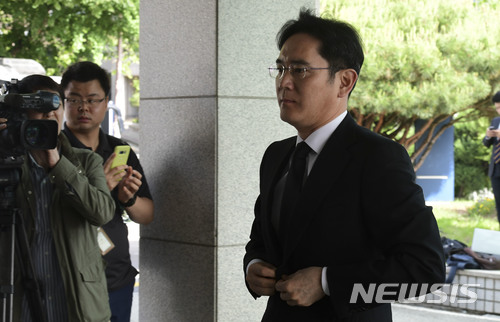 【서울=뉴시스】배훈식 기자 = 20일 오후 서울 종로구 서울대학교병원 장례식장에 마련된 故 구본무 LG 회장의 빈소에 이재용 삼성전자 부회장이 조문을 위해 들어가고 있다. 2018.05.20.&nbsp; photo@newsis.com