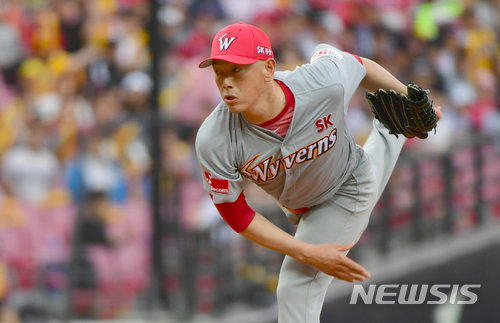 【광주=뉴시스】류형근 기자 = 20일 오후 광주 북구 광주-기아챔피언스필드에서 열린 2018프로야구 KIA 타이거즈 대 SK 와이번스의 경기, 7회말 무사에서 마운드에 올라온 SK 바뀐투수 박정배가 역투하고 있다. 2018.05.20. hgryu77@newsis.com