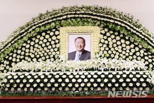 【서울=뉴시스】 LG그룹 구본무 회장이 20일 서울 대학로 서울대병원에서 숙환으로 별세했다.빈소는 서울대병원 장례식장에 마련되었다. 2018.05.20. (사진=LG 제공)photo@newsis.com