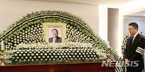 【서울=뉴시스】 LG그룹 故 구본무 회장이 20일 서울 대학로 서울대병원에서 숙환으로 별세했다. 상주 구 회장의 아들 구광모 LG전자 상무가 빈소를 지키고 있다. 2018.05.20. (사진=LG 제공) photo@newsis.com