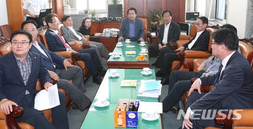 【서울=뉴시스】이종철 기자 = 20일 오후 서울 여의도 국회에서 열린 예산결산특별위원회 추가경정예산안등 조정소위원회에서 백재현 소위원장(가운데)을 비롯한 긱당 간사및 위원그리고 기획재정부 김용진 2차관(오른쪽)이 의견을 나누고 있다. 2018.05.20. jc4321@newsis.com