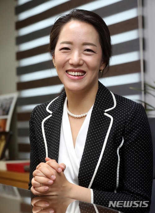 【서울=뉴시스】박영태 기자 = 18일 오전 서울 영등포구 여의도 자유한국당 여의도연구소에서 서울 노원병 국회의원 보궐선거에 출마하는 강연재 자유한국당 후보가 뉴시스와 인터뷰를 하고 있다. 2018.05.21.since1999@newsis.com